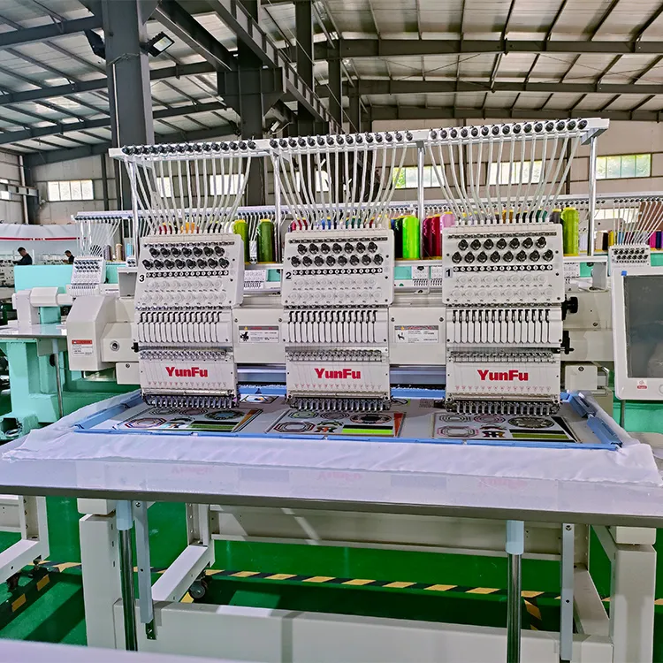 Pramoninio naudojimo kompiuterizuota 3 galvučių siuvinėjimo mašina